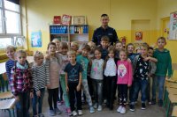 policjant z dziećmi