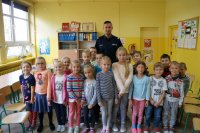 policjant z dziećmi