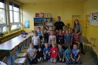 policjant z dziećmi