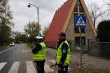 policjant przy przejściu