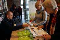 wręczanie odblasków i ulotek seniorom