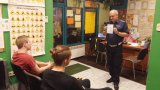 policjant podczas spotkania