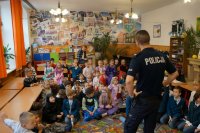policjant na spotkaniu z dziećmi