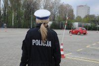 policjantka na polu manewrowym