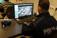policjant na monitoringu