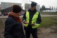 policjant rozdaje odblaski
