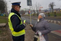 policjant rozdaje odblaski