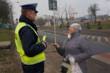 policjant rozdaje odblaski