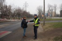 policjant rozdaje odblaski