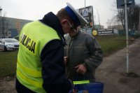 policjant rozdaje odblaski