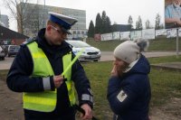 policjant rozdaje odblaski