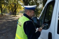 policjant bada stan trzeźwości kierującego