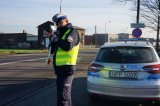 policjant podczas pomiaru prędkości jazdy