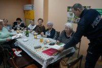 policjanci podczas spotkania z seniorami