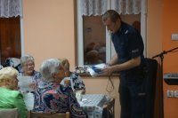policjanci podczas spotkania z seniorami