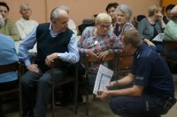 policjanci podczas spotkania z seniorami