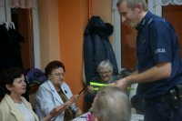 policjanci podczas spotkania z seniorami
