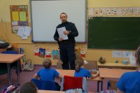 dzielnicowy z uczniami