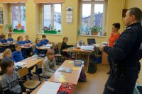 dzielnicowy z uczniami