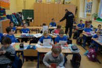 dzielnicowy z uczniami