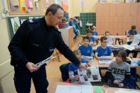 dzielnicowy z uczniami