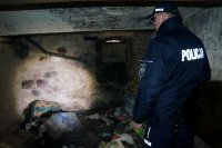 policjanci kontrolują miejsca przebywania bezdomnych