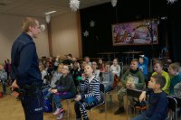 policjant na spotkaniu z dziećmi