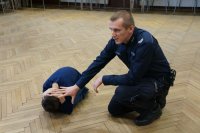 policjant na spotkaniu z dziećmi