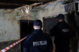 policjanci w spalonej kamienicy