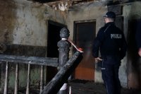 policjanci w spalonej kamienicy