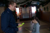 policjant na spotkaniu z dziećmi