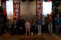 policjant na spotkaniu z dziećmi