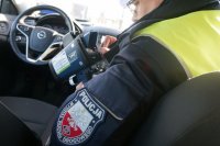 policjant z radarem