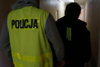 policjant z zatrzymanym