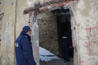 policjanci podczas realizowania czynności podczas akcji ZIMA