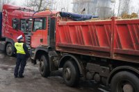 policjant kontrolujący ciężarowkę