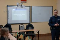 policjant na spotkaniu z młodzieżą