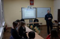 policjant na spotkaniu z młodzieżą