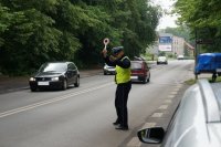 policjant podczas zatrzymywania pojazdu