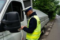 policjant podczas kontroli pojazdu