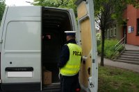 policjant podczas kontroli pojazdu