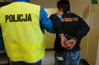 policjant z podejrzanym
