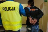 policjant z podejrzanym