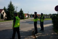 policjanci podczas działań mierzą prędkość