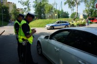 policjanci podczas kontroli drogowej