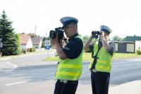 policjanci radarem mierzą prędkość jazdy