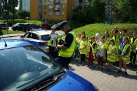 policjant z dziećmi podczas kontroli