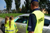 dzieci wręczają laurkę kierowcy