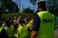 policjant z dziećmi