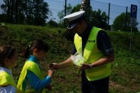 policjant wręcza odblaski